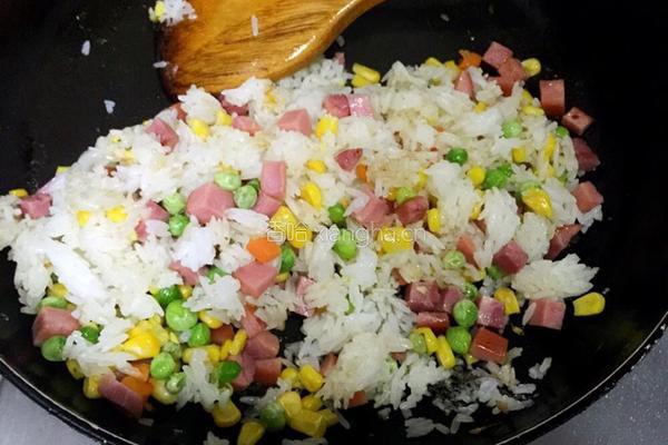 什锦吐司咖喱炒饭的做法图解6