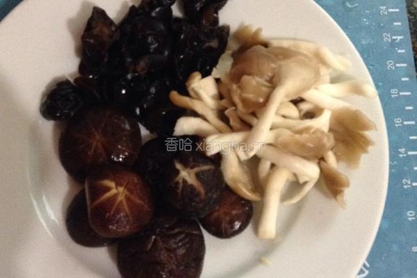 玉米排骨煲的做法图解2