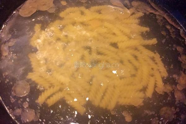 咖喱鸡肉螺旋意面的做法图解1