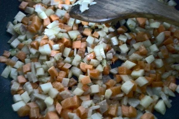 胡萝卜土豆香肠炒饭的做法图解3