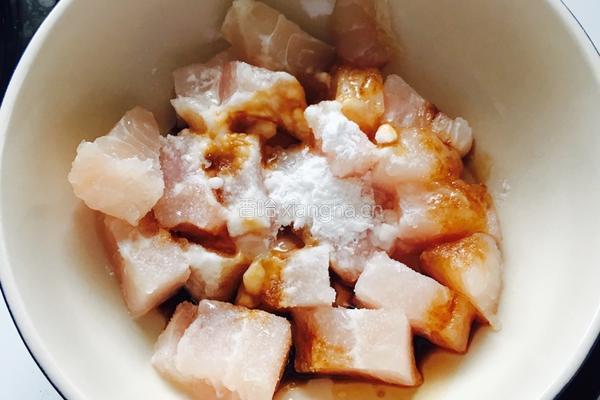 鱼肉炒杂菜的做法图解1