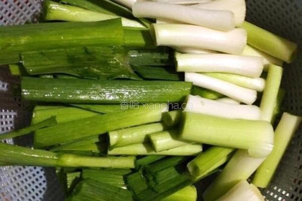 五花肉炒蒜苗的做法图解3