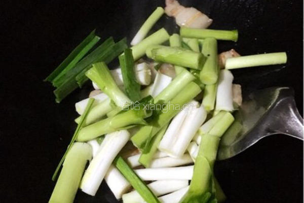 五花肉炒蒜苗的做法图解6