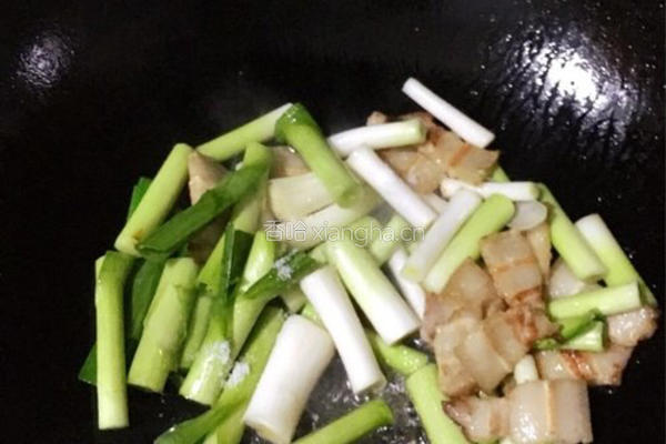 五花肉炒蒜苗的做法图解7