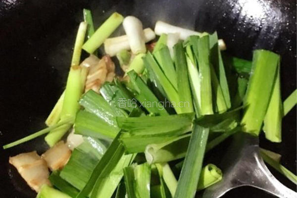 五花肉炒蒜苗的做法图解8