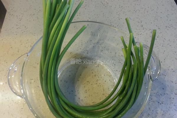 手撕蒜薹的做法图解1