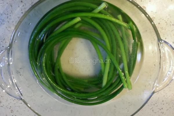 手撕蒜薹的做法图解4