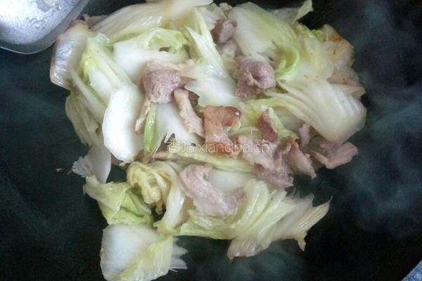 木耳炒白菜片的做法图解2