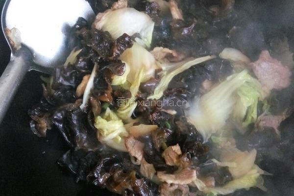 木耳炒白菜片的做法图解3