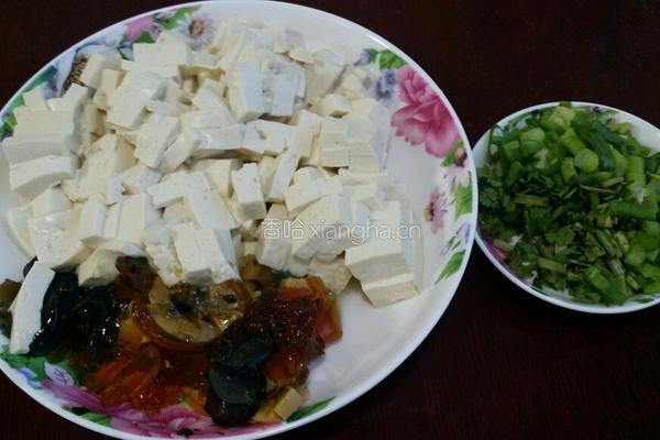 皮蛋豆腐的做法图解1