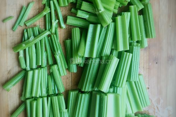芹菜汁蝴蝶面的做法图解1