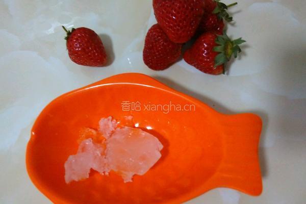 冰糖草莓的做法图解1