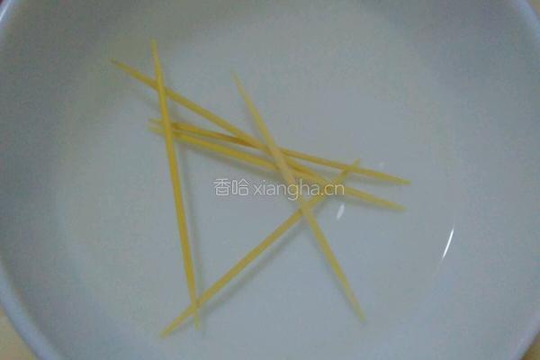 冰糖草莓的做法图解2