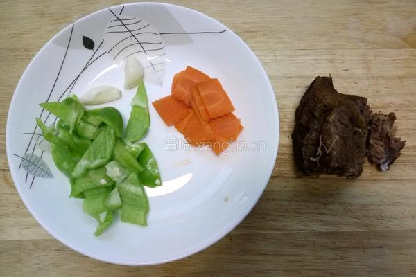 辣炒卤牛肉的做法图解1