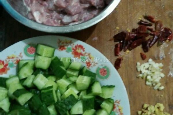 黄瓜肉丁的做法图解1
