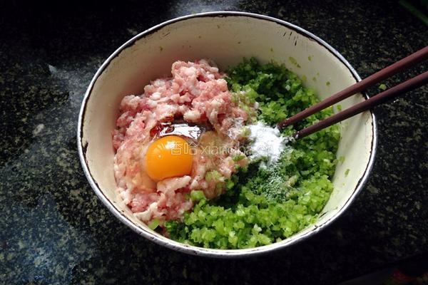 猪肉芹菜馅的做法图解5
