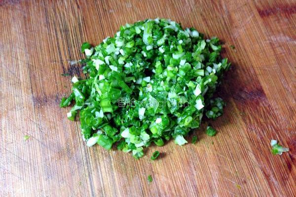 猪肉芹菜馅的做法图解3