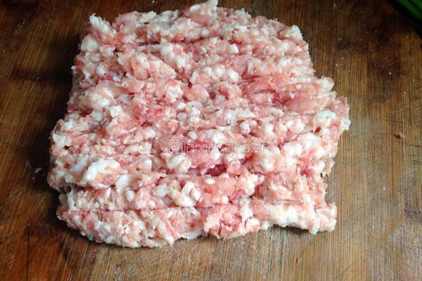 猪肉芹菜馅的做法图解4