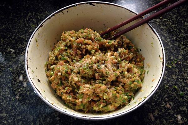 猪肉芹菜馅的做法图解6