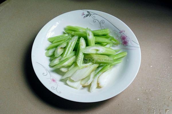 西芹炒肉的做法图解2