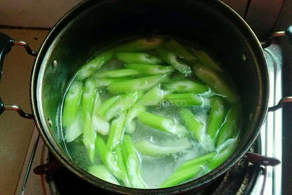 西芹炒肉的做法图解3