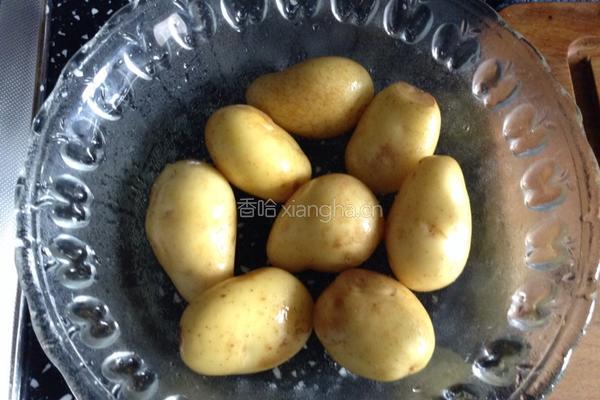 炕土豆的做法图解1