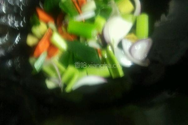 鲍汁扣鹅掌的做法图解3
