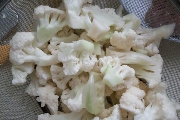 香肠炒花菜的做法图解1