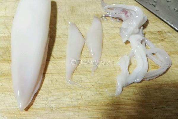 青瓜炒鲜鱿的做法图解2
