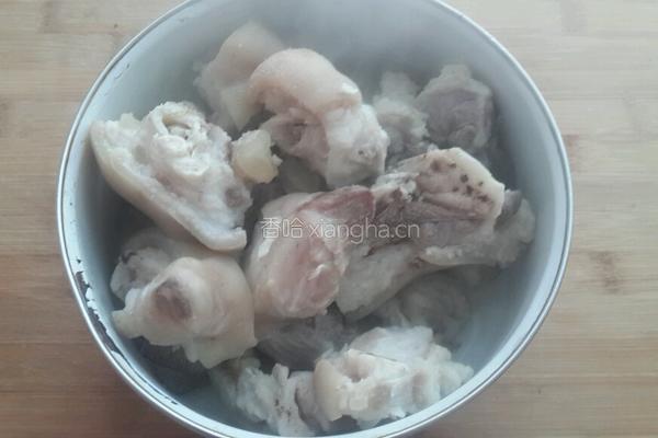 白萝卜黑木耳炖猪蹄的做法图解2