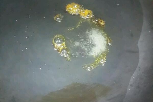白萝卜黑木耳炖猪蹄的做法图解3