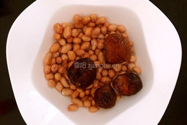 花生排骨煲的做法图解1