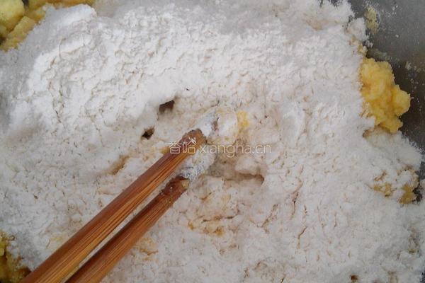 紫薯,蛋黄,枣泥玉米面饼!的做法图解2