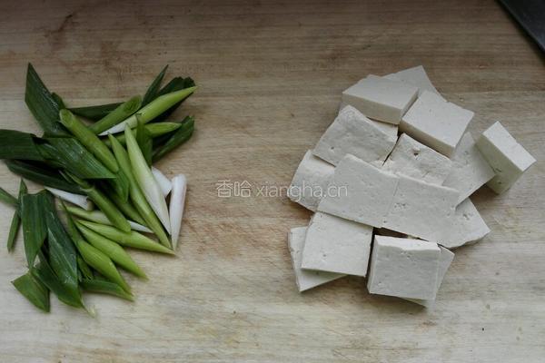 青蒜烧脆皮豆腐的做法图解2