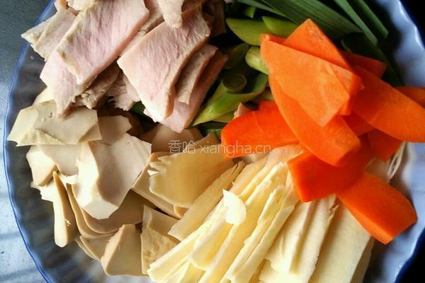 青蒜炒肉片的做法图解1