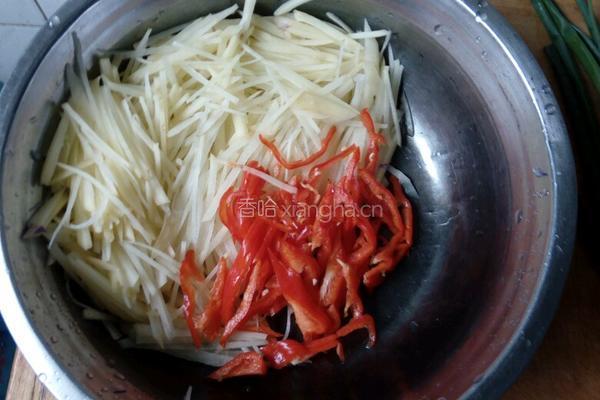 土豆丝甜椒饼的做法图解1