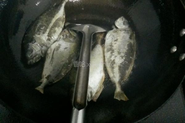 煎煮蓝子鱼的做法图解2