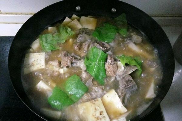 猪大骨炖豆腐的做法图解4
