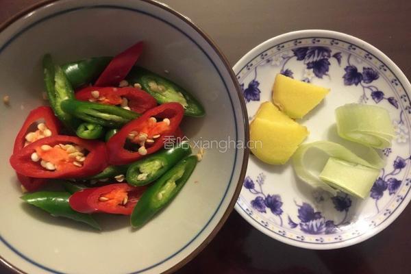 芹菜米椒炒鸭血的做法图解1