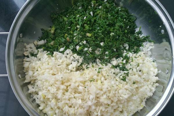 荠菜鲜虾水饺的做法图解6