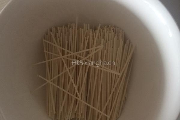 三文鱼菠菜面的做法图解3