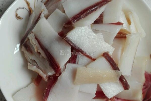 蒜苗腊肉的做法图解1