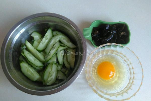黄瓜木耳蛋花汤的做法图解2