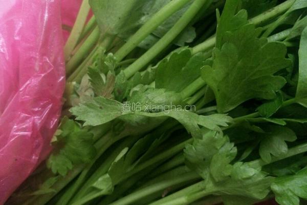 豆皮芹菜的做法图解1
