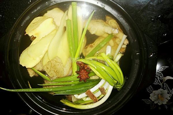 红枣枸杞野蘑菇老母鸡汤的做法图解5