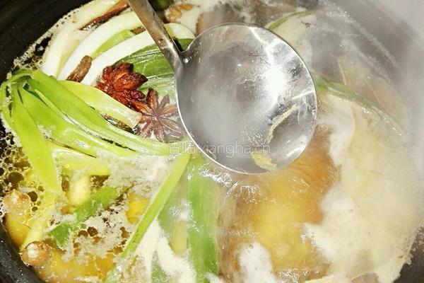 红枣枸杞野蘑菇老母鸡汤的做法图解7
