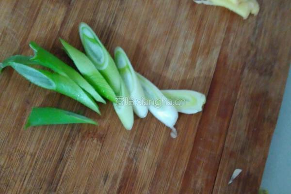 五花肉烧杏鲍菇的做法图解1