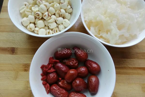 红枣银耳莲子羹的做法图解1