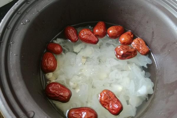 红枣银耳莲子羹的做法图解3