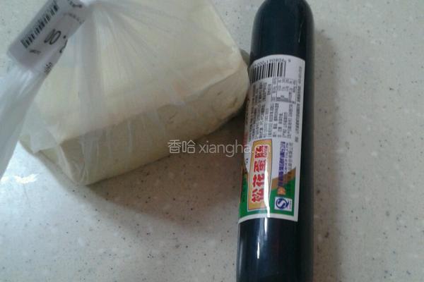 松花肠拌豆腐的做法图解1
